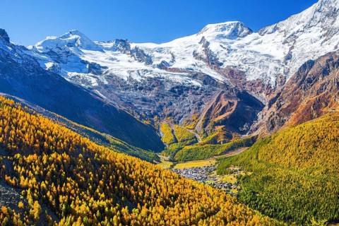 View of the village with Alalin 4027m and Alphubel 4206m in autumn, Saas-Fee, Saasertal, Valais,