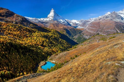 Moosjisee on the 5-lake hiking trail with Matterhorn 4478 m in autumn, Zermatt, Mattertal, Valais,