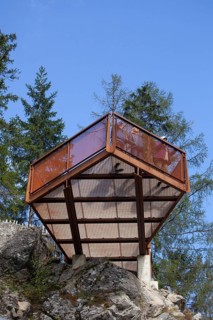 Viewing platform at the suspension bridge on the Sunnenseit'n-Weg hiking trail, in autumn, Neustift