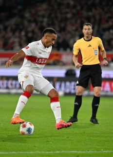 Jamie Leweling VfB Stuttgart (18) Ball Action Referee Felix Zwayer MHPArena, MHP Arena Stuttgart,