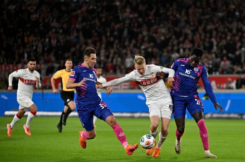 Duel, action duel, action Chris Führich VfB Stuttgart (10) against Danny da Costa 1. FSV Mainz 05