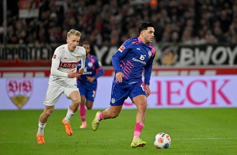 Nadiem Amiri 1. FSV Mainz 05 (10) Action on the ball against Chris Führich VfB Stuttgart (10)