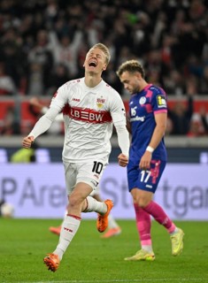 Goal cheers Chris Führich VfB Stuttgart (10) Benedict Hollerbach 1. FSV Mainz 05 (17) disappoints