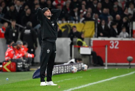 Coach coach Sebastian Hoeness VfB Stuttgart on the sidelines Disappointment disappointed after