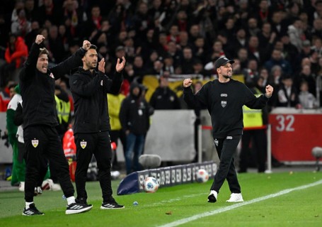 Cheers coach Sebastian Hoeness VfB Stuttgart on the sidelines MHPArena, MHP Arena Stuttgart,