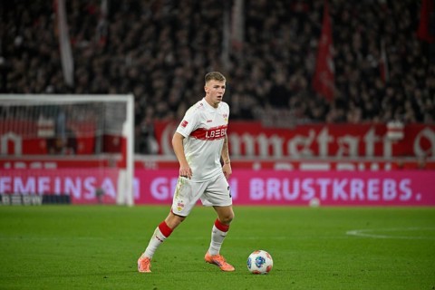 Finn Jeltsch VfB Stuttgart (29) Action on the ball in the background gang advertising Logo action