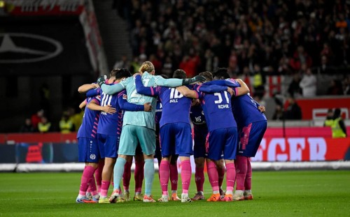 Team building, group of teams in front of the start of the game 1. FSV Mainz 05, MHPArena, MHP