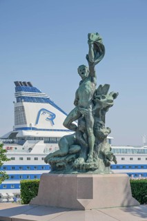 Castaway sculpture, Haaksirikkoiset, Tähtitorninvuori, Ullanlinna district, Silja Serenade ferry