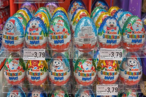 Wholesale market, sale of sweets. Schokolade-Kinder ÜBERASCHUNG MAXI, Allgäu, Swabia, Bavaria,