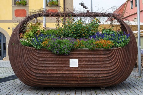 The big basket, willow figure by artist Wolfgang Backert, market square, Deutsche Korbstadt,