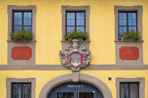 Facade with city coat of arms, town hall, market square, Deutsche Korbstadt, Lichtenfels, Upper