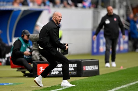Coach coach Christian Ilzer TSG 1899 Hoffenheim on the sidelines gesture behind coach Frank Schmidt