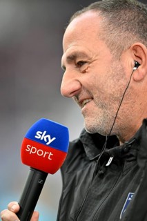 Coach coach Frank Schmidt 1. FC Heidenheim 1846 FCH portrait in interview microphone micro logo SKY