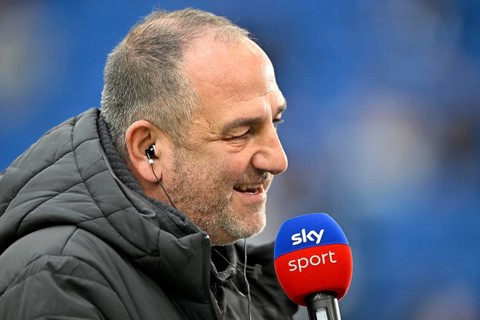 Coach coach Frank Schmidt 1. FC Heidenheim 1846 FCH portrait in interview microphone micro logo SKY