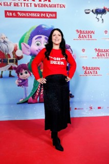 Painting tub at a special screening of MISSION SANTA - AN ELF SAVES CHRISTMAS at the Kulturbrauerei