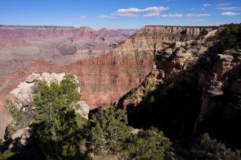 The Grand Canyon is a steep, approximately 450 kilometers long gorge in the north of the US state
