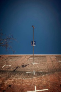 A parking sign on a residents' parking lot in Cologne, taken from a frog's eye view against a