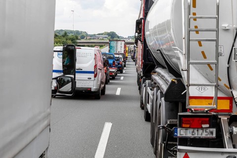 Traffic jam on the A2 towards Dortmund, full closure due to accident — A2, North Rhine-Westphalia,