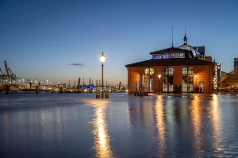 Storm surge (flood) of 24.10.2025 at the Hamburg fish market on the Elbe during the blue hour,