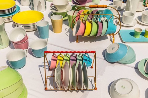Crockery from the 1950s, antique and flea market, on the Chain Bridge south of Naschmarkt, Vienna,
