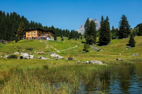 Berglandschaft und Berggasthof, Körbersee, Widderstein, Warth, Bregenzerwald, Vorarlberg, Alps,