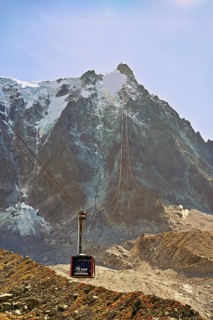 View of the arriving cable car from the Plan de l'Aiguille middle station, in the back the mountain