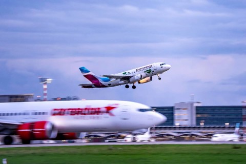Corendon Airlines Boeing 737-800 landing at Düsseldorf airport, Eurowings Airbus taking off, North
