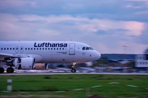 Lufthansa Airbus A320, landing at Düsseldorf airport, North Rhine-Westphalia, Germany