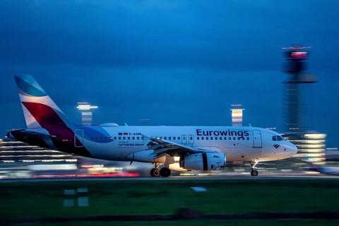 Eurowings Airbus A319, landing at Düsseldorf Airport, North Rhine-Westphalia, Germany