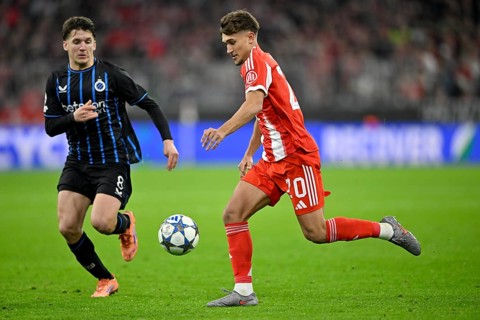 Tom Bischof FC Bayern Munich FCB (20) Ball action against Christos Tzolis Club Brugge FC Brugge