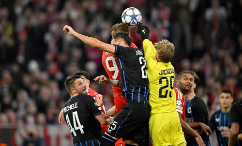 Penalty area scene, goal room scene header duel duel action goalkeeper Nordin Jackers Club Brugge