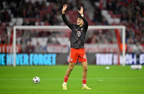 Warm-up training Aleksandar Pavlovic FC Bayern Munich FCB (45) waves towards Triüben, Champions