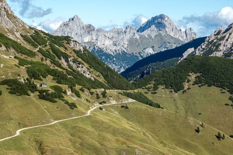 View of the Saalfelder Höhenweg hiking trail behind Schartschrofen and Rote Flüh, Tannheimer