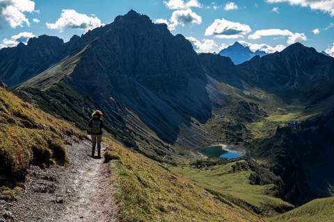 Female hiker on hiking trail, Sallfelder Höhenweg, below Lache See, left Lachenspitze, Tannheimer