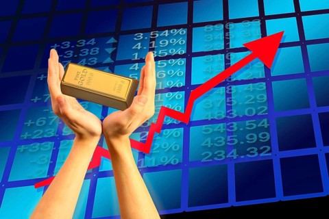 Symbolic photo, hands lifting gold bars, stable value, risks, crash or upswing, financial economy,