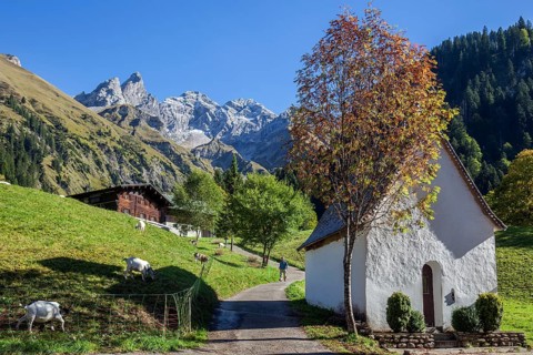 St. Katarina chapel, Einödsbach, Trettachspitze in the back, Mädelegabel and high-frottspizte,