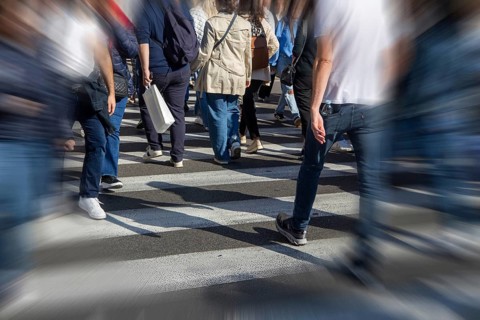 Symbolic image: Large crowd crossing a zebra crossing