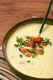Creamy soup with mussels, mussels without shells, American cuisine, homemade, no people