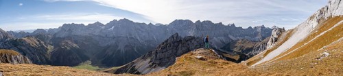 Alpine panorama, hiker on hiking trail, hiking to Gamsjoch, behind Dreizinkenspitze and Laliederer