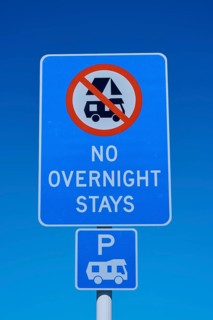 A sign shows the ban on overnight stays for motorhomes in a parking lot, Lake Pukaki Viewpoint,