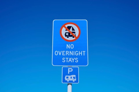 Road sign banning camping under clear blue sky, Lake Pukaki Viewpoint, Pukaki, Canterbury, South