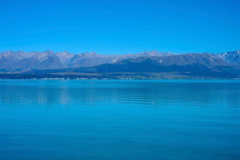 View over the tranquil lake with mountain range on the horizon, Lake Pukaki Viewpoint, Pukaki,