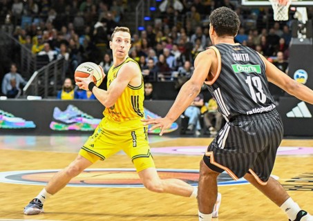Basketball easyCredit BBL Cup round of 16, Alba Berlin, Ratiopharm Ulm from left Justin Bean (Alba