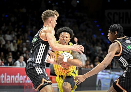 Basketball easyCredit BBL Cup round of 16, Alba Berlin, Ratiopharm Ulm from left Tobias Jensen