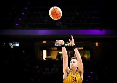 Basketball easyCredit BBL Cup round of 16, Alba Berlin, Ratiopharm Ulm from left Justin Bean (Alba