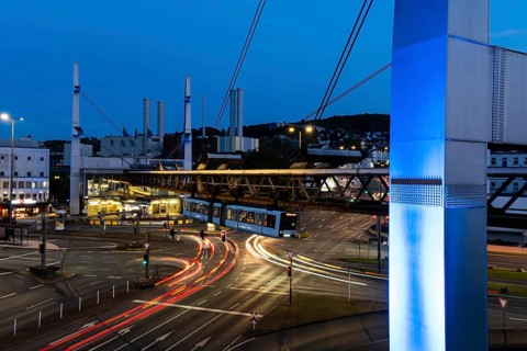 Night view of the Wuppertal suspension railway at the Alter Markt stop and intersection in
