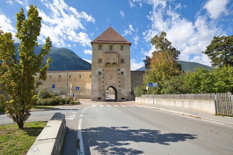 Through the Sluderns gate tower of the city wall of Glorenza, you can reach one of the smallest