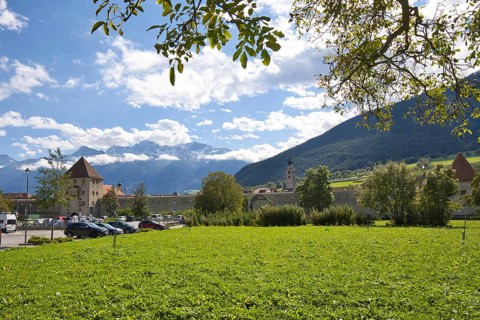 The small town of Glurns has a completely preserved city wall. It is surrounded by mountains and is