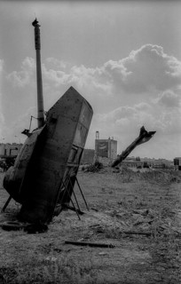 Germany, Berlin, 12.8.1992, installations by British scrap artists in the Spreebogen, tanks and old