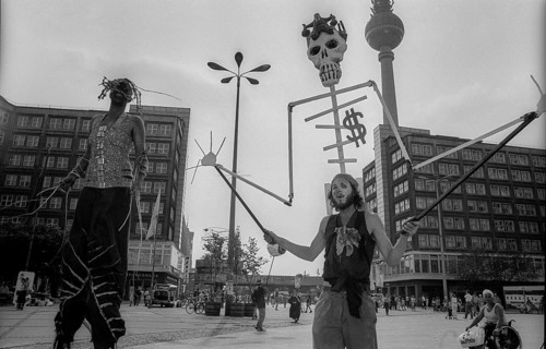 Germany, Berlin, 1.8.1992, Wise Fool Puppet Intervention, street theatre from San Francisco, under